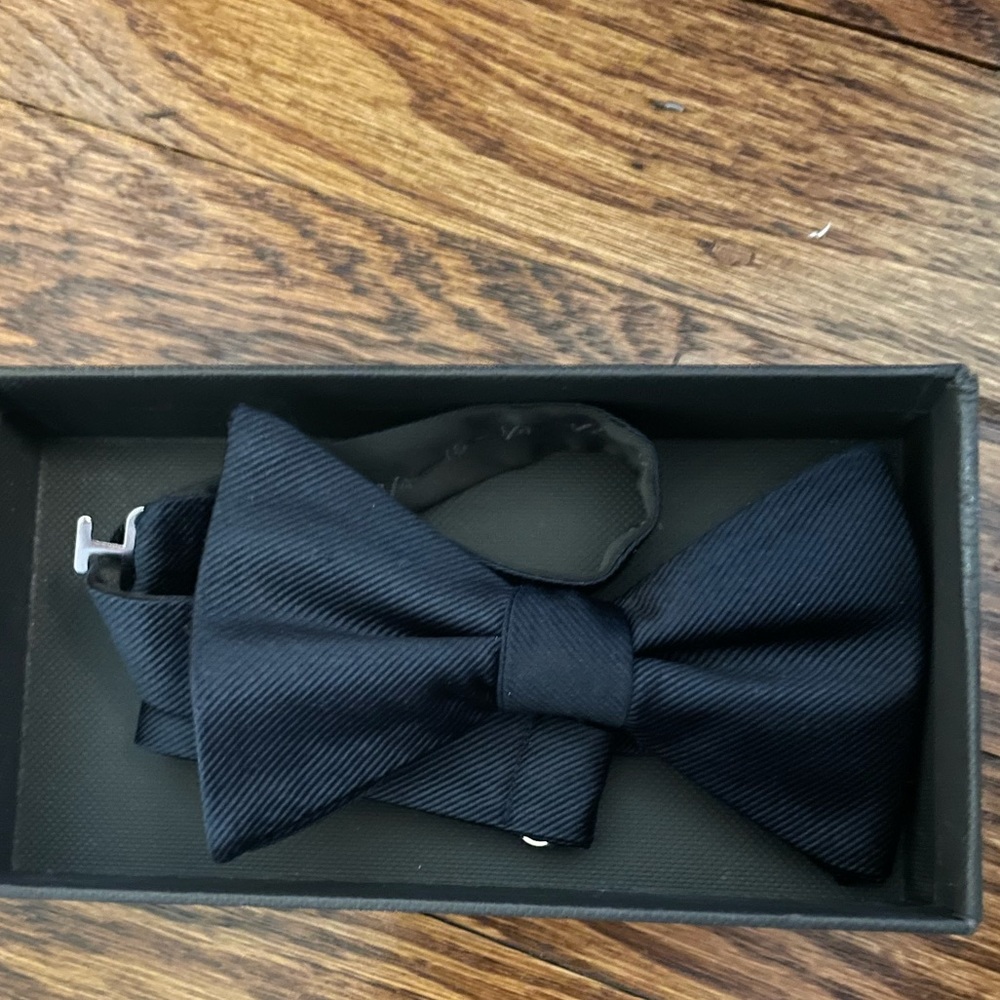 Pre tied bowtie. Navy. NWT, never worn.